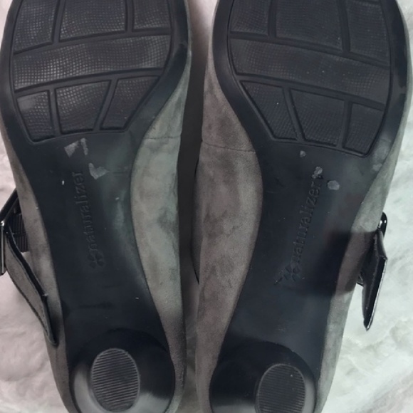 Naturalizer Gray Suede Heel. - Picture 3 of 5